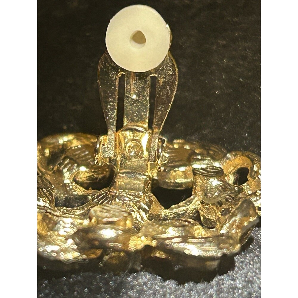 Vintage Beautiful Clip-on Earrings - Picture 3 of 5